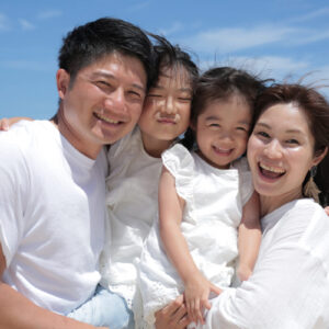 父親と母親、息子、娘の4人の沖縄での家族写真
